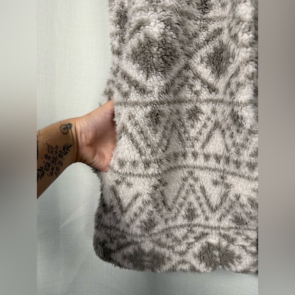 Koolaburra by UGG Grey and White Sherpa Hooded Vest in Dove Geo XS - Picture 6 of 8